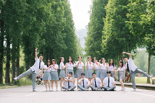青浦大学毕业照合影创意拍摄定格青春